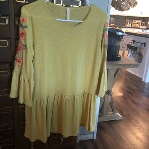 NEW 3/4 sleeve embroidered sleeve top.